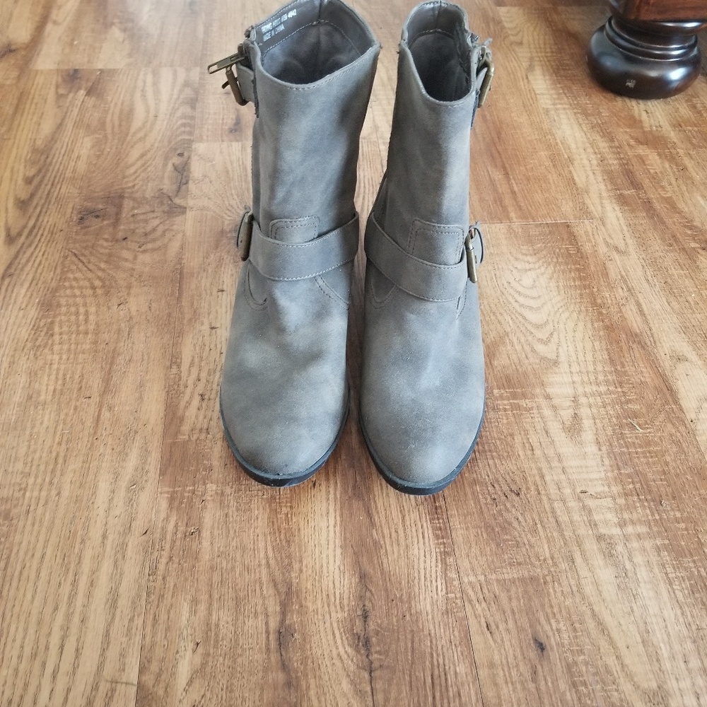 Gray Size 8 Chinese Laundry Ankle Booties - Picture 3 of 4